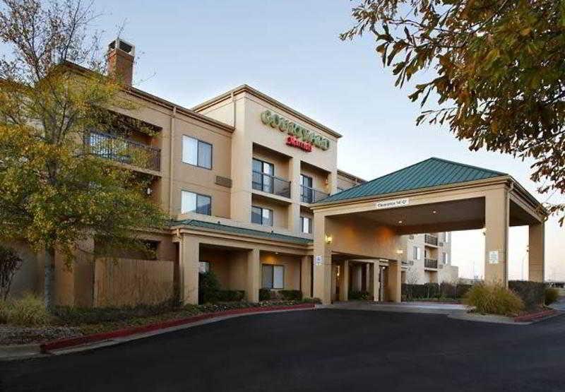 Courtyard By Marriott Tulsa Central Екстер'єр фото