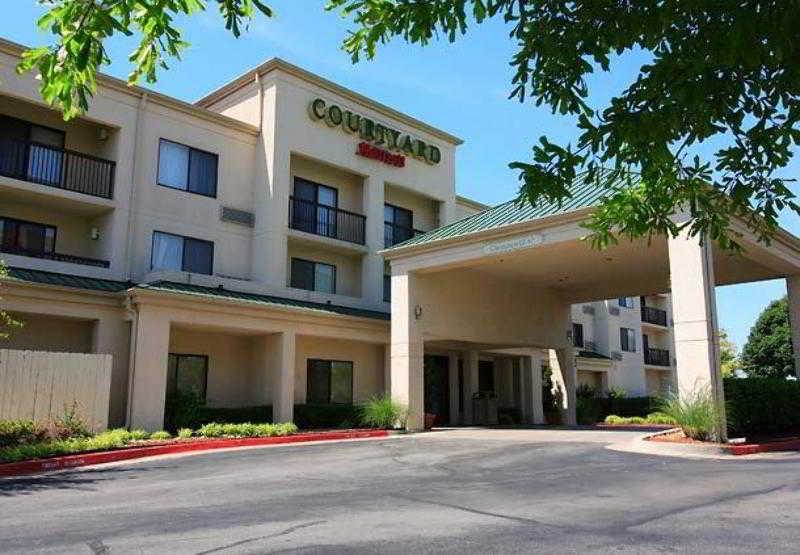 Courtyard By Marriott Tulsa Central Екстер'єр фото