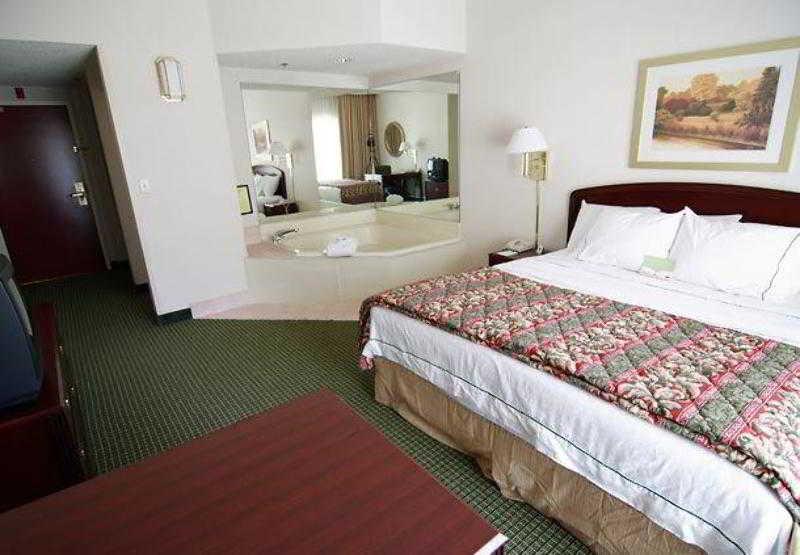 Courtyard By Marriott Tulsa Central Екстер'єр фото