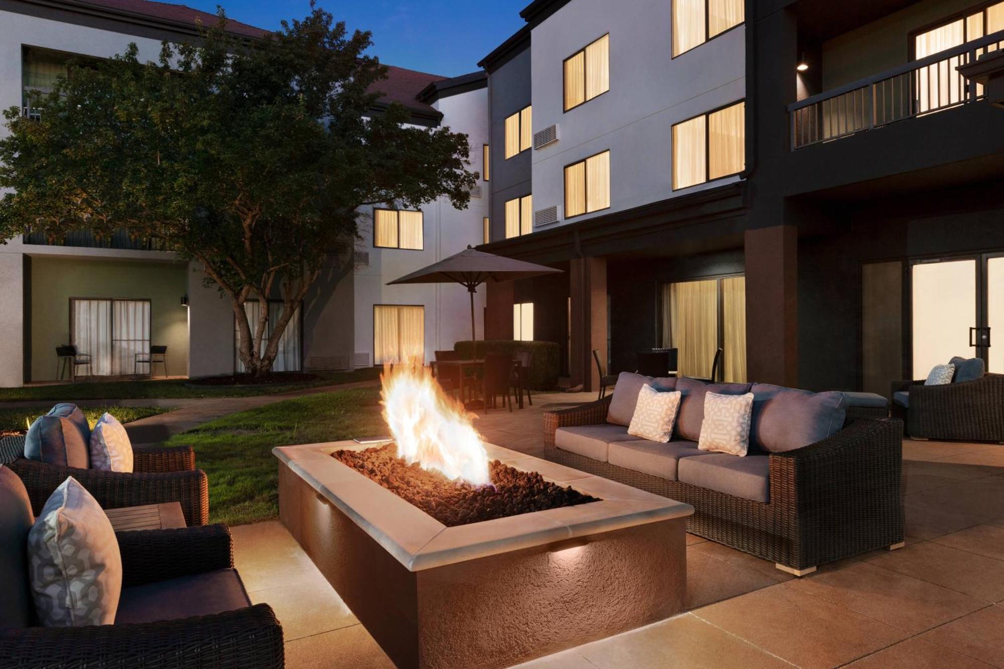 Courtyard By Marriott Tulsa Central Екстер'єр фото