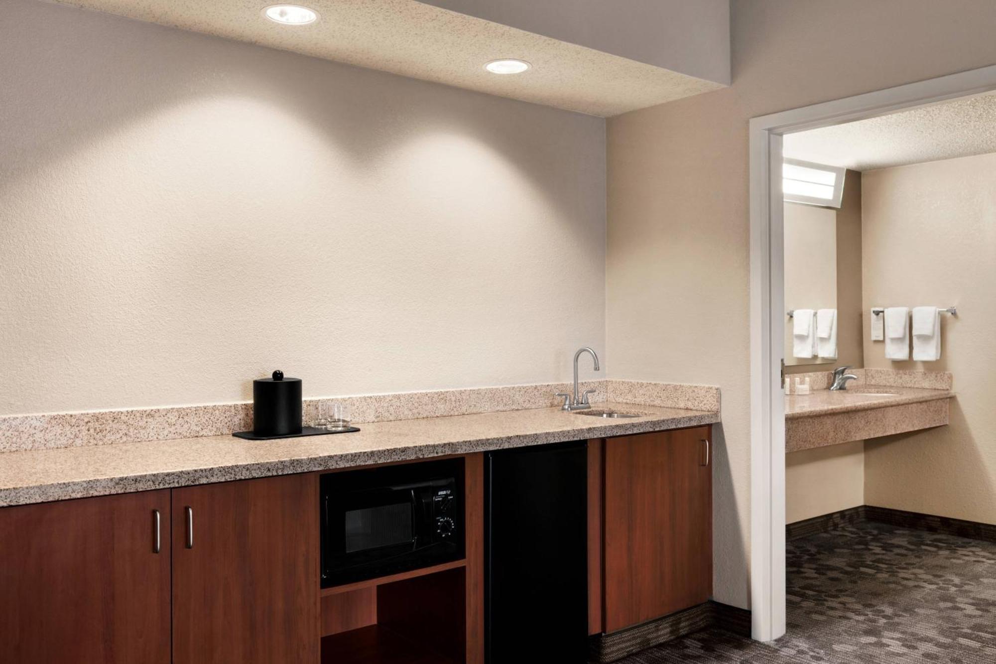 Courtyard By Marriott Tulsa Central Екстер'єр фото