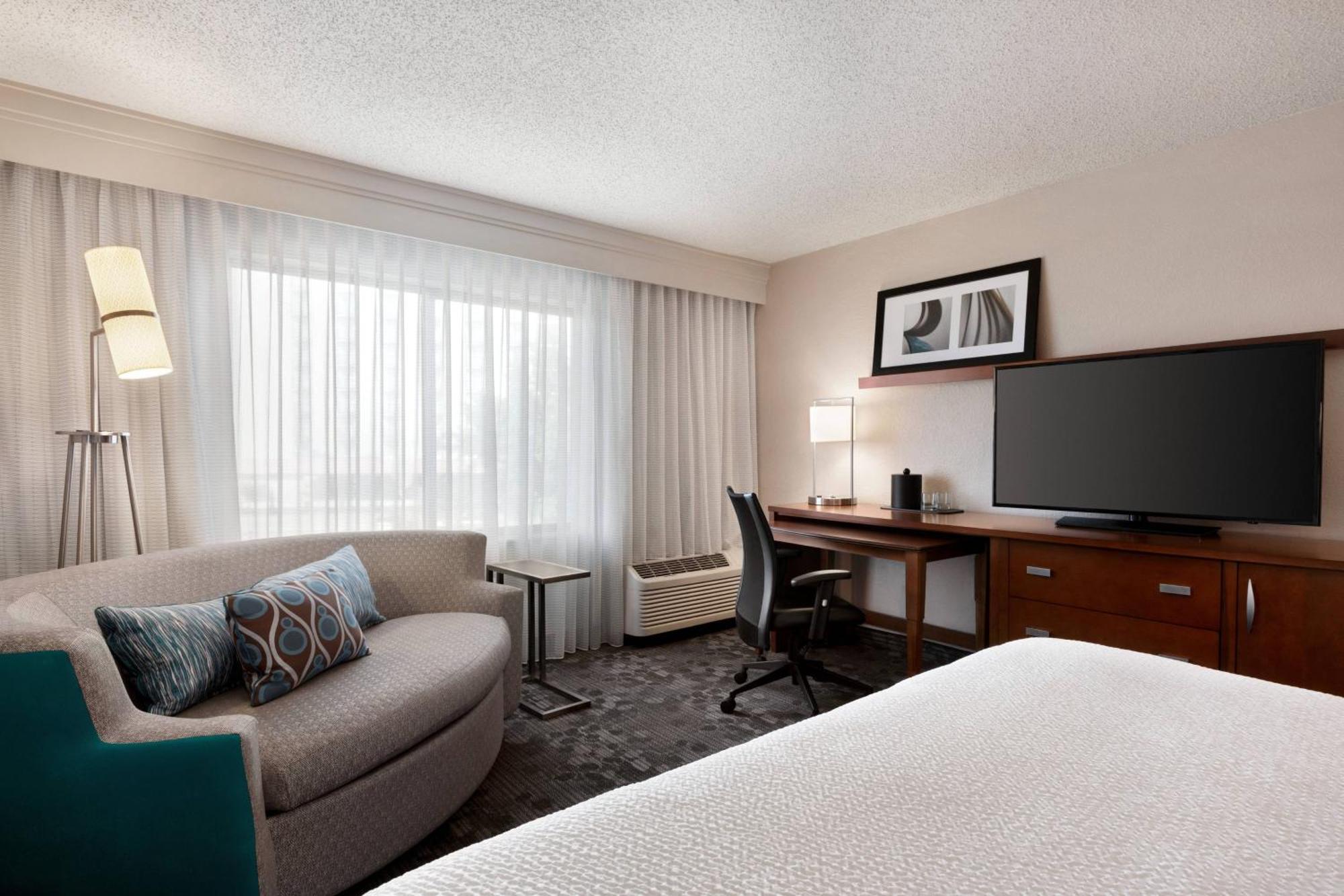 Courtyard By Marriott Tulsa Central Екстер'єр фото
